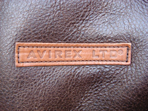 AVIREX（アヴィレックス）B-3 SHEEP SKIN （羊革）、左胸部分のAVIREXロゴ