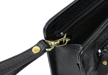 セカンドバッグファスナーポケット付き（牛革）、付属のハンドストラップは、内部にあるDカンに付けられます。