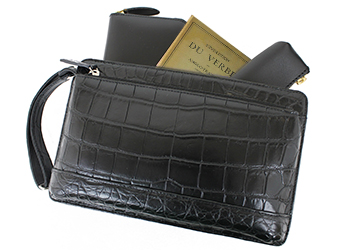存在感がすごい！大人のセカンドバッグ(ワニ革/日本製）長財布、文庫本、小ぶりのペンケースがすっぽり収まるサイズ感です。