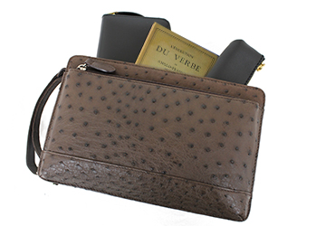 上品さに個性をプラスした大人のセカンドバッグ（オーストリッチ）長財布、文庫本、小ぶりのペンケースがすっぽり収まるサイズ感です。