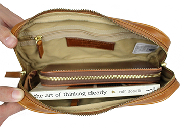 スタイリッシュなデザインのセカンドバッグ(牛革/日本製）長財布と文庫本を入れてみました。スッポリ収まります。