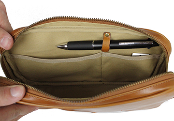 コンパクトサイズの薄型ショルダーバッグ（牛革/日本製）内側にはペンホルダーが1つとオープンポケットが2つ付いています。