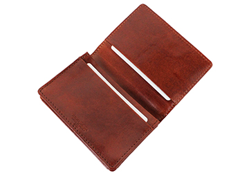 イタリアンレザーカードケース（牛革/日本製） メインを含め収納は3箇所あります。メインポケットに自分の名刺を入れ、手前のポケットにいただいた名刺を入れたりと使い方は様々です。