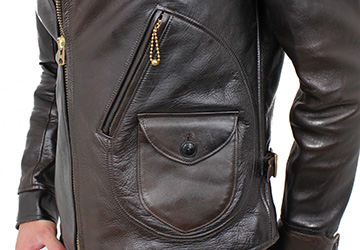 ダブルライダースジャケット ハンドダイニングホース（馬革/日本製）左側にはその形状から通称“Dポケット”と呼ばれるポケットを採用しています。