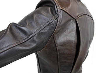 ダブルライダースジャケット ハンドダイニングホース（馬革/日本製）背面のジャックナイフプリーツは、クラシカルな雰囲気を演出すると同時に、より動きやすく着やすくという機能性も兼ね備えています。
