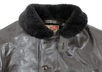 ムートン襟ゴートN-1デッキジャケット（山羊革）、襟にはリアルムートンファー（羊毛皮）を使用