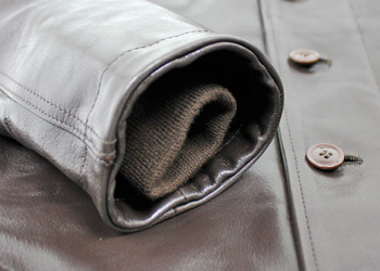 ムートン襟ゴートN-1デッキジャケット（山羊革）、袖の中はリブニット仕様