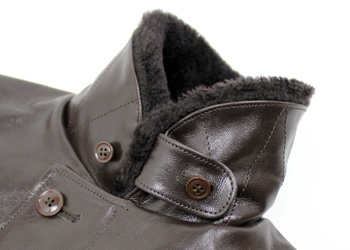 ムートン襟ゴートN-1デッキジャケット（山羊革）、襟のベルトは脇で留めておけます