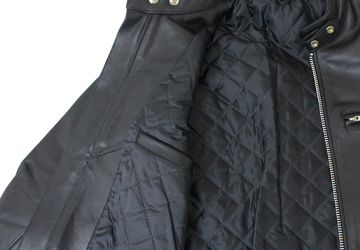 革ジャン スタンド襟ライダース（牛革）インナーはポリエステルのキルティングを使用。
