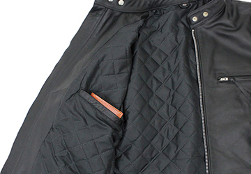 革ジャン スタンド襟ライダース（牛革）インナーポケットは8.5cm×9.5cmの長財布が収まるサイズ感です。