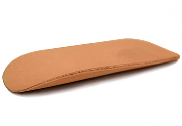 ヌメ革を使用した超薄靴べら（牛革/日本製）両面をなめらかな革面で仕上げ、先端部の薄さは約0.1ミリ。薄くても強度はバッチリで使い心地もよいです。