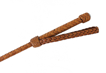 騎手の鞭をモチーフにした靴ベラ（牛革）持ち手部分は牛革を編んだデザインになっています。