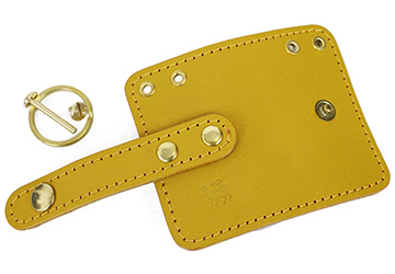 コンパクトかつオシャレに収納できるキーケース(牛革/日本製）片側には、キップ等を収納することが出来るミニポケットとカードが2〜3枚収納できるポケットが付いています。