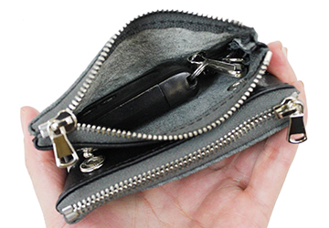 象革ダブルファスナーキーケース(象革/日本製）ファスナー収納の一方はリモコンキー収納ポケットになっています。