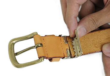 一枚革で仕上げたオイルレザーベルト 30mm幅（牛革/日本製）バックル部分は簡単に取り外しできます。