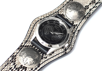 ３コンチョ革腕時計パイソン（錦蛇革/日本製）文字盤は写真のものと異なる場合がございます。恐れ入りますが、予めご了承くださいませ。