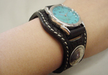 ３コンチョ革腕時計シャーク（サメ革/日本製）文字盤は写真のものと異なる場合がございます。恐れ入りますが、予めご了承くださいませ。