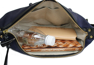 柔らか三日月ショルダーバッグ（牛革/日本製）A5サイズのノートや長財布、500mlのペットボトルが入るサイズになっているので使い勝手はとても良いです。