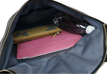 2wayレザーショルダーバッグ（牛革/日本製）A4サイズのノートやipadが横にするとすっぽり収まるサイズ感。ペットボトルは縦にして収まります。
