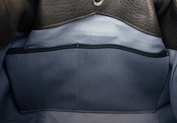 大人かわいいリボントートバッグ（牛革/日本製）対面側にはマチのないポケットが２つ。デザインだけでなく、収納性も意識して作り込まれています。
