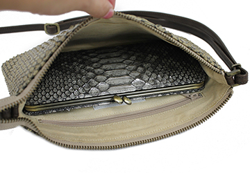 アンティークパイソンショルダーポシェット(ヘビ革/日本製）長財布がすっぽり収まるくらいのサイズ感です。
