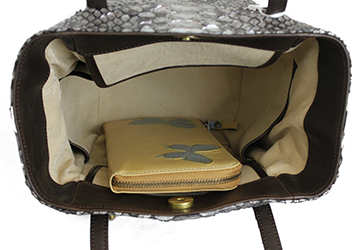アンティークパイソントートバッグ（ヘビ革/日本製）長財布（20cm×10cm）が縦にすっぽり収まるサイズ感です。