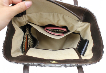 アンティークパイソントートバッグ（ヘビ革/日本製）内側にはポケットが4つ付いています。４つの内2つにはフラップが付いているので、化粧品などデリケートなものを収納するのに良いです。
