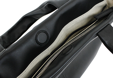 メッシュ風デザイン革を使用！軽さのあるトートバッグ（羊革/日本製）メイン収納はマグネットで開閉できます。