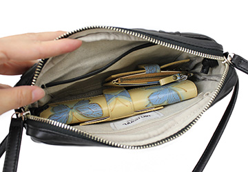 軽いのがいいね！メッシュ風レザーミニショルダーバッグ(羊革/日本製）長財布（20cm×10cm）がすっぽり収まるくらいのサイズ感です。
