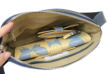 軽くて機能的！2wayレザーウエストポーチ(牛革日本製）長財布（20cm×10cm）がすっぽり収まるくらいのサイズ感です。

