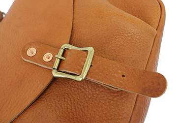 古き時代の懐かしいデザイン！ポストマンバッグ（牛革/日本製）かぶせを留めるベルト接続部分は、銅製のリベットで留めており、ベルトは3段階で調節が可能です。