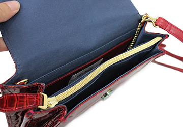 4wayショルダーバッグ エナメル（牛革/日本製）メイン収納はファスナー型のポケットが付いた3層構造。