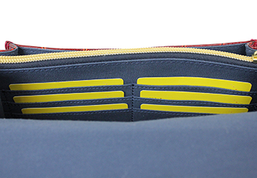 4wayショルダーバッグ エナメル（牛革/日本製）ファスナーポケットの側面にはカードホルダーが6箇所付いています。