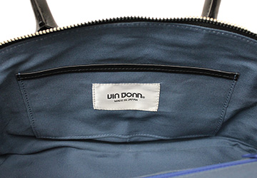 レザートートバッグ（牛革/日本製）対面側にはマチのないポケットが1つ。デザインだけでなく、収納性も意識して作り込まれています。
