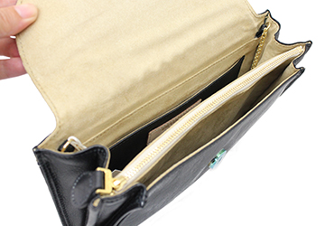 お財布ショルダーバッグ（牛革／日本製）メイン収納はファスナー型のポケットが付いた3層構造。