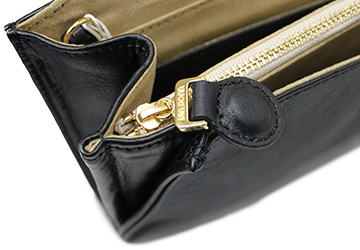 お財布ショルダーバッグ（牛革／日本製）ファスナーには同じ革を使用したファスナートップが付いています。