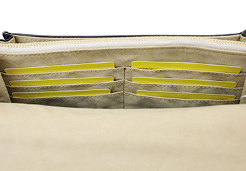 お財布ショルダーバッグ（牛革／日本製）ファスナーポケットの側面にはカードホルダーが6箇所付いています。