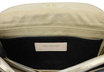 お財布ショルダーバッグ（牛革／日本製）対面側にはマチのないポケットが1つ。デザインだけでなく、収納性も意識して作り込まれています。