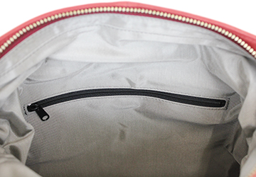 レザーショルダーバッグ（牛革/日本製）内ポケットの１つはファスナー式になっています。貴重品などはここに入れておくと安心です。
