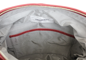 レザーショルダーバッグ（牛革/日本製）小サイズ：対面側にはマチのないポケットが1つ付いています。