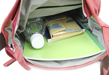 レザーショルダーバッグ（牛革/日本製）小サイズ：A4のノート、文庫本、長財布、ペットボトルを入れてみました。