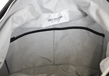 レザーショルダーバッグ（牛革/日本製）大サイズ：対面側にはマチのないポケットが2つ付いています。