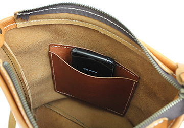 縦長レザーショルダーバッグ（牛革/日本製）（牛革/日本製）内側にはオープンポケットが１つ付いています。