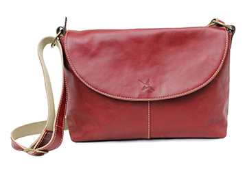 レザーショルダーバッグ（牛革）高級感のある落ち着いた光沢に、ヴィンテージ感のある雰囲気が印象的なバッグです。
