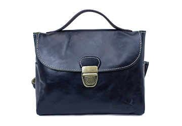 レザーリュックサック（牛革）高級感のある落ち着いた光沢に、ヴィンテージ感のある雰囲気が印象的なバッグです。