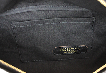 ホースハイド ボディバッグ（馬革/日本製）内側にはマチのないポケットが1つ。デザインだけでなく、収納性も意識して作り込まれています。