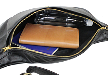 ホースハイド ボディバッグ（馬革/日本製）500mlのペットボトルと長財布　(18.5cm×9.5cm)、単行本を入れてみました。
