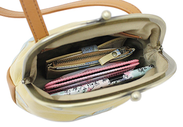 蝶の型押しがま口ショルダーバッグ（牛革／日本製）二つ折り財布、キーケース、スマートフォンがすっぽり収まります。
