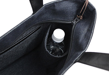 ホースハイド ジップ トートバッグ（馬革/日本製）サイドのポケットはペットボトルがすっぽり収まるくらいの大きさです。