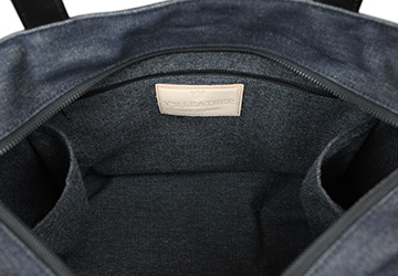 ホースハイド ジップ トートバッグ（馬革/日本製）内側は大き目のジップ付きポケットが付いています。サイド部分にも小ポケットを2つと内側でかなり小分けが出来る仕様となっています。